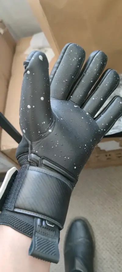 Guantes de portero One negros con diseño moderno - miniatura 2
