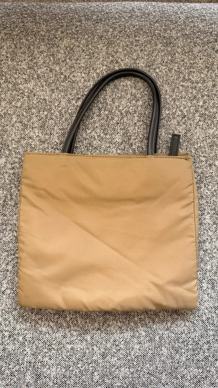 Bolso tote beige con asas negras - 1