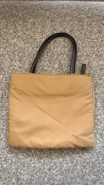 Bolso tote beige con asas negras - miniatura 1