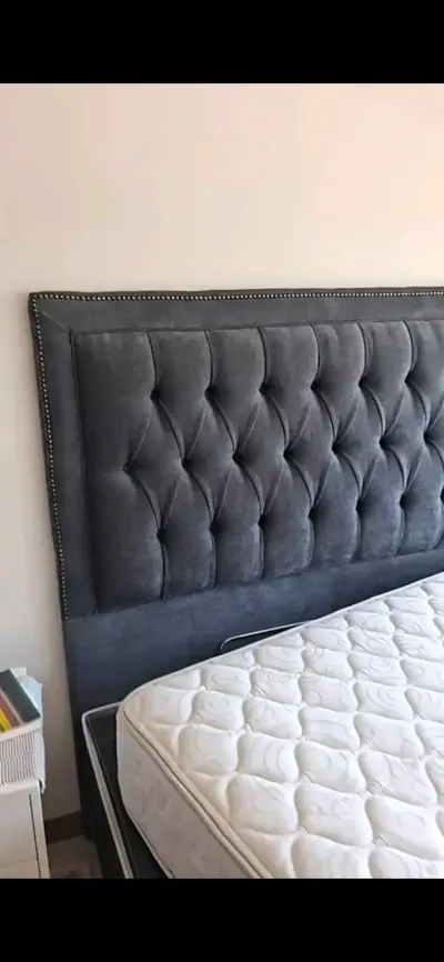 Cabecera de cama tapizada gris con tachuelas de 2 - miniatura 1