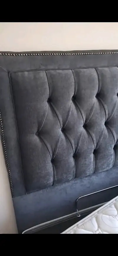 Cabecera de cama tapizada gris con tachuelas de 2 - miniatura 2