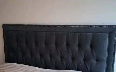 Cabecera de cama tapizada gris con tachuelas de 2 - miniatura 3