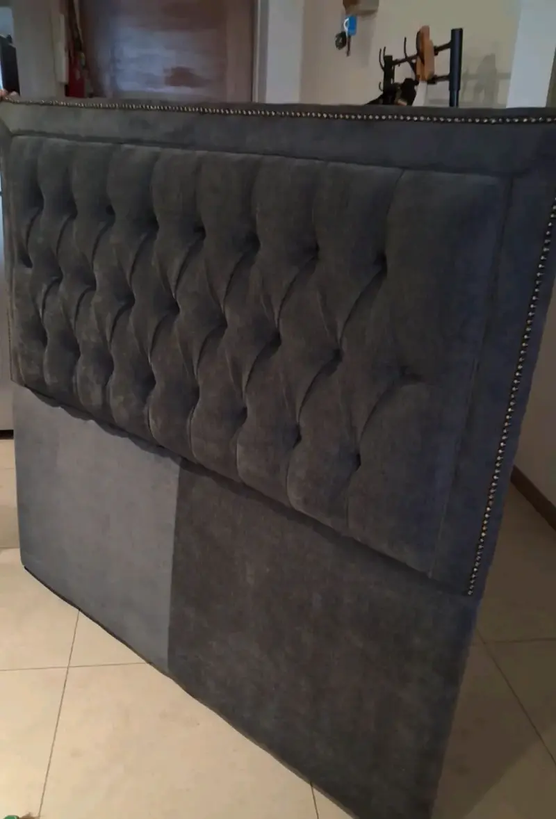 Cabecera de cama tapizada gris con tachuelas de 2 - 4