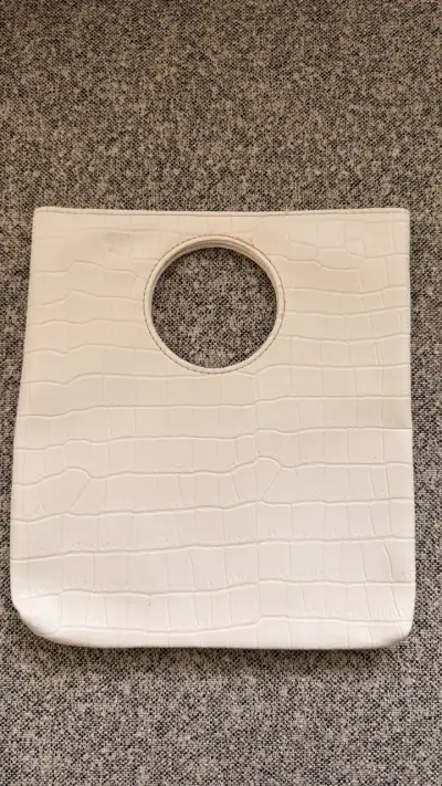 Cartera de mano blanca con textura de cocodrilo - miniatura 1