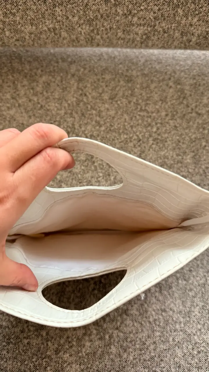 Cartera de mano blanca con textura de cocodrilo - 2