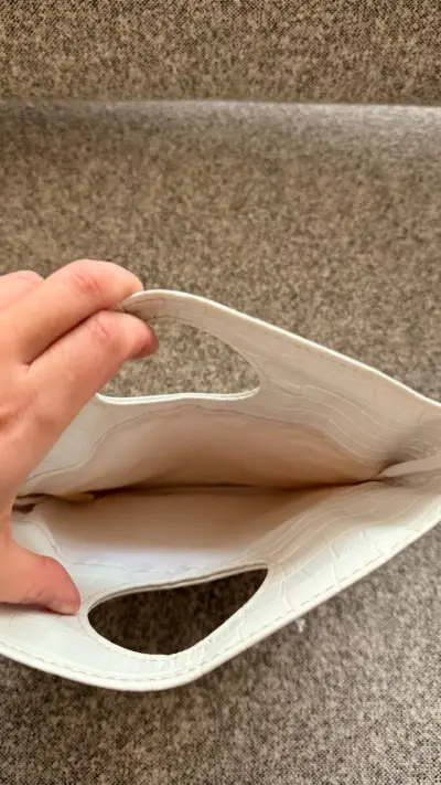Cartera de mano blanca con textura de cocodrilo - miniatura 2