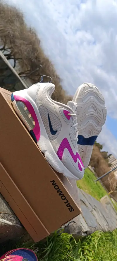 Zapatillas Nike blancas con detalles rosados - miniatura 1