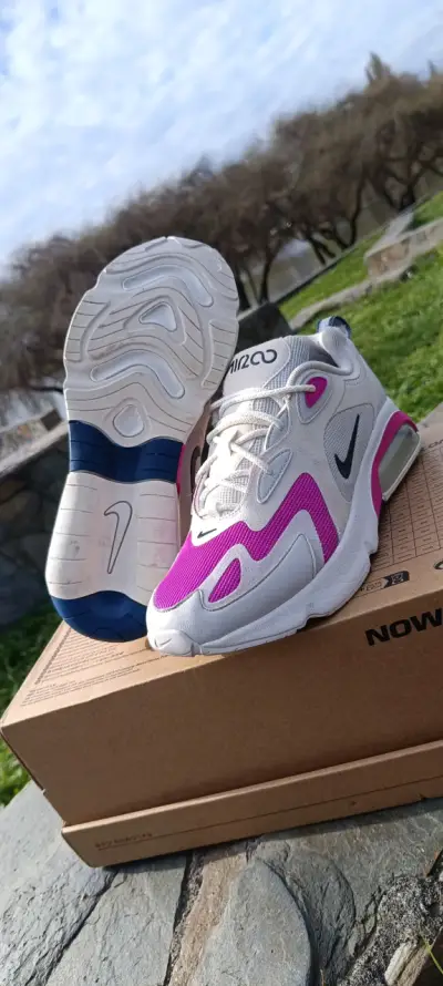 Zapatillas Nike blancas con detalles rosados - miniatura 2