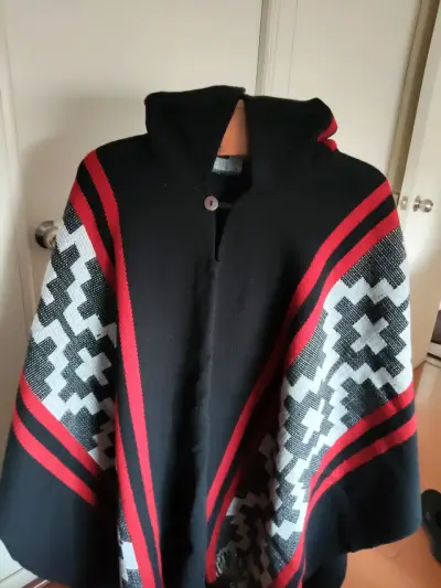 Poncho de lana con diseño étnico en negro y rojo - miniatura 1