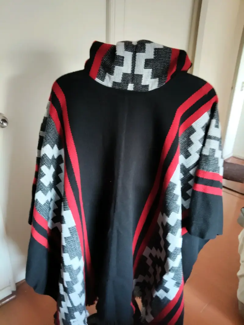 Poncho de lana con diseño étnico en negro y rojo - 2
