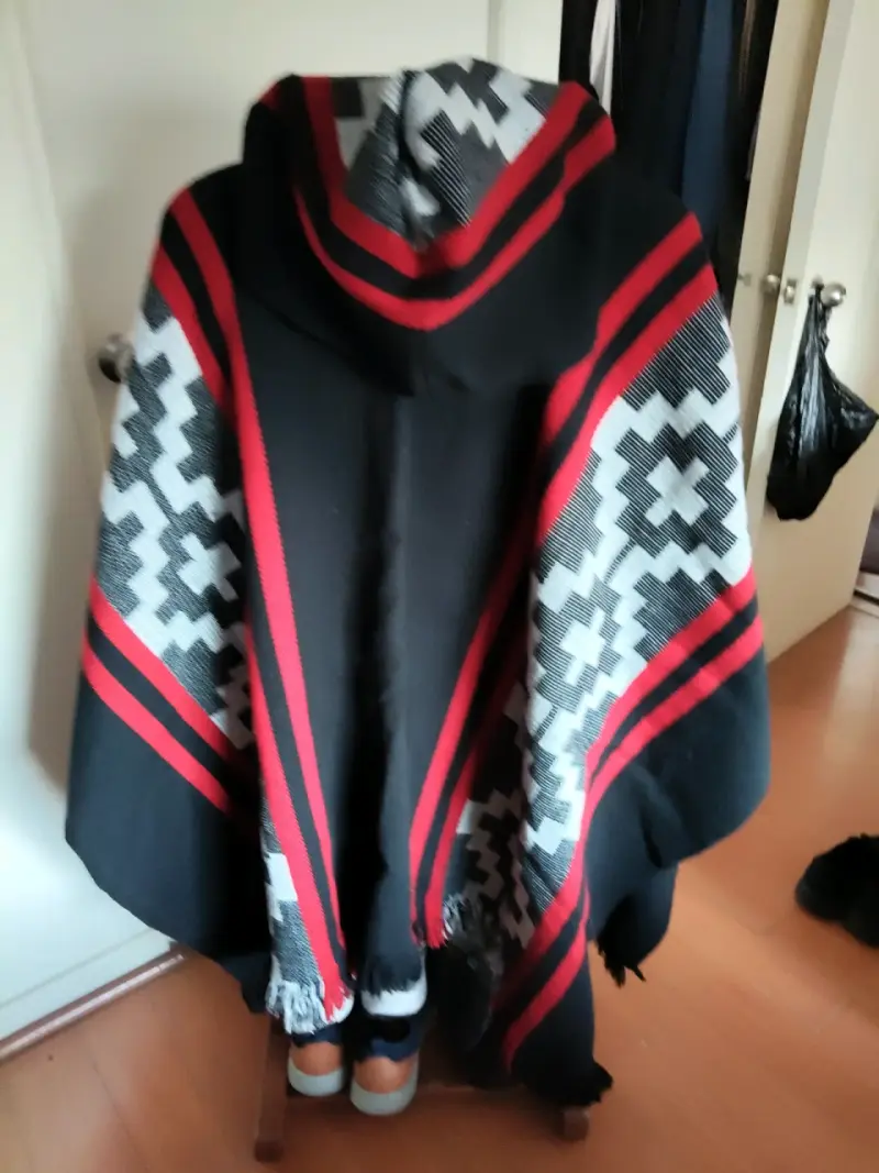 Poncho de lana con diseño étnico en negro y rojo - 3