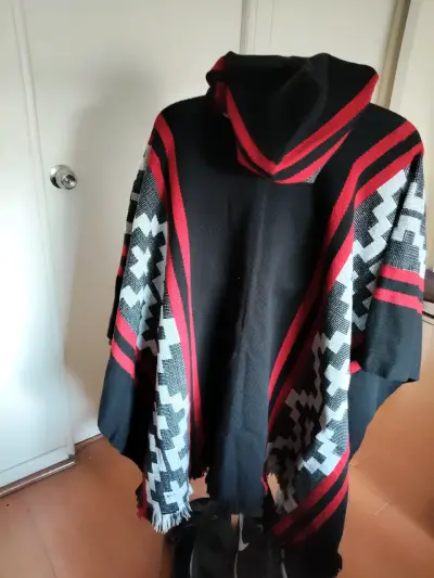 Poncho de lana con diseño étnico en negro y rojo - miniatura 4