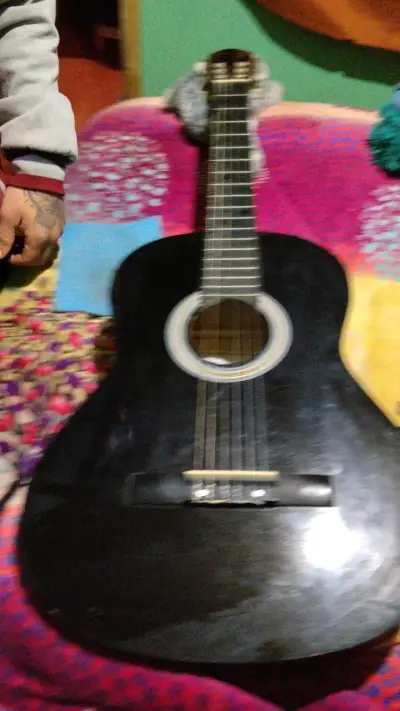 Guitarra acústica negra en buen estado acústica - miniatura 1