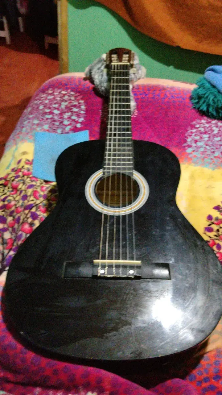 Guitarra acústica negra en buen estado acústica - 2