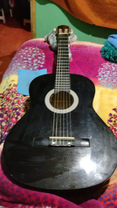 Guitarra acústica negra en buen estado acústica - miniatura 2