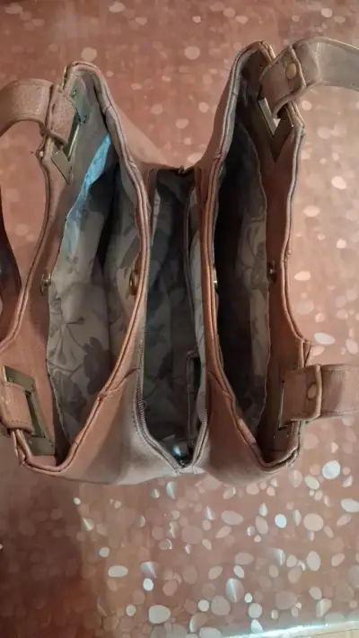 Bolso de cuero marrón con múltiples compartimentos - miniatura 2