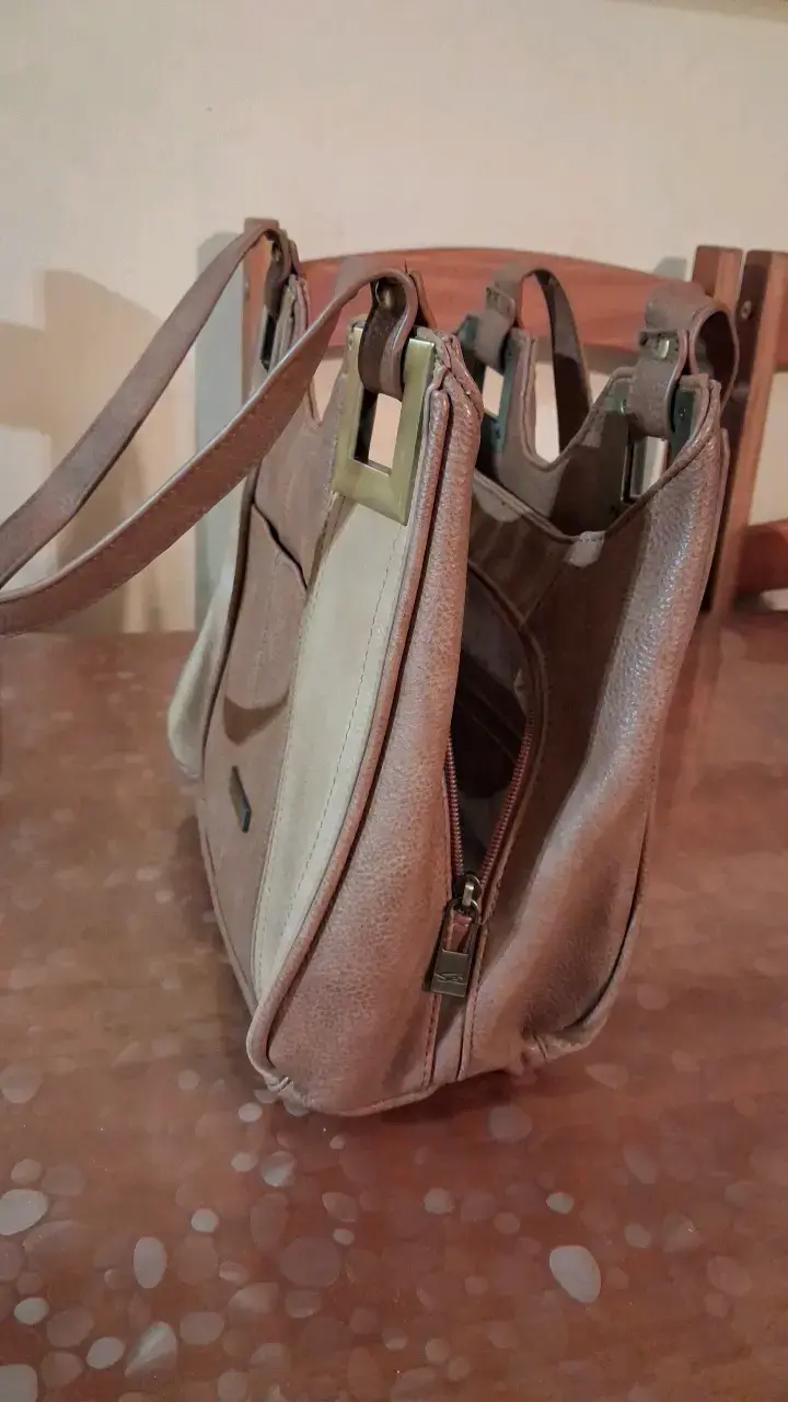 Bolso de cuero marrón con múltiples compartimentos - 4