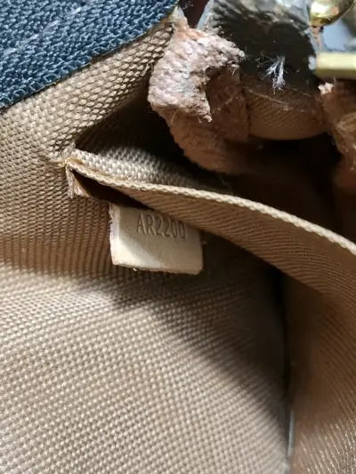 Cartera Louis Vuitton Monogram con Cadena Dorada - miniatura 5
