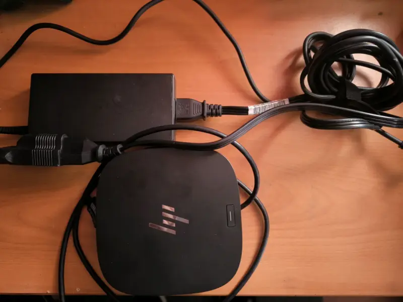 Docking station HP con cables y adaptador