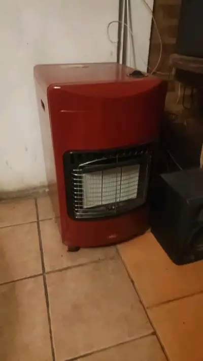 Estufa a gas roja con diseño compacto - miniatura 1