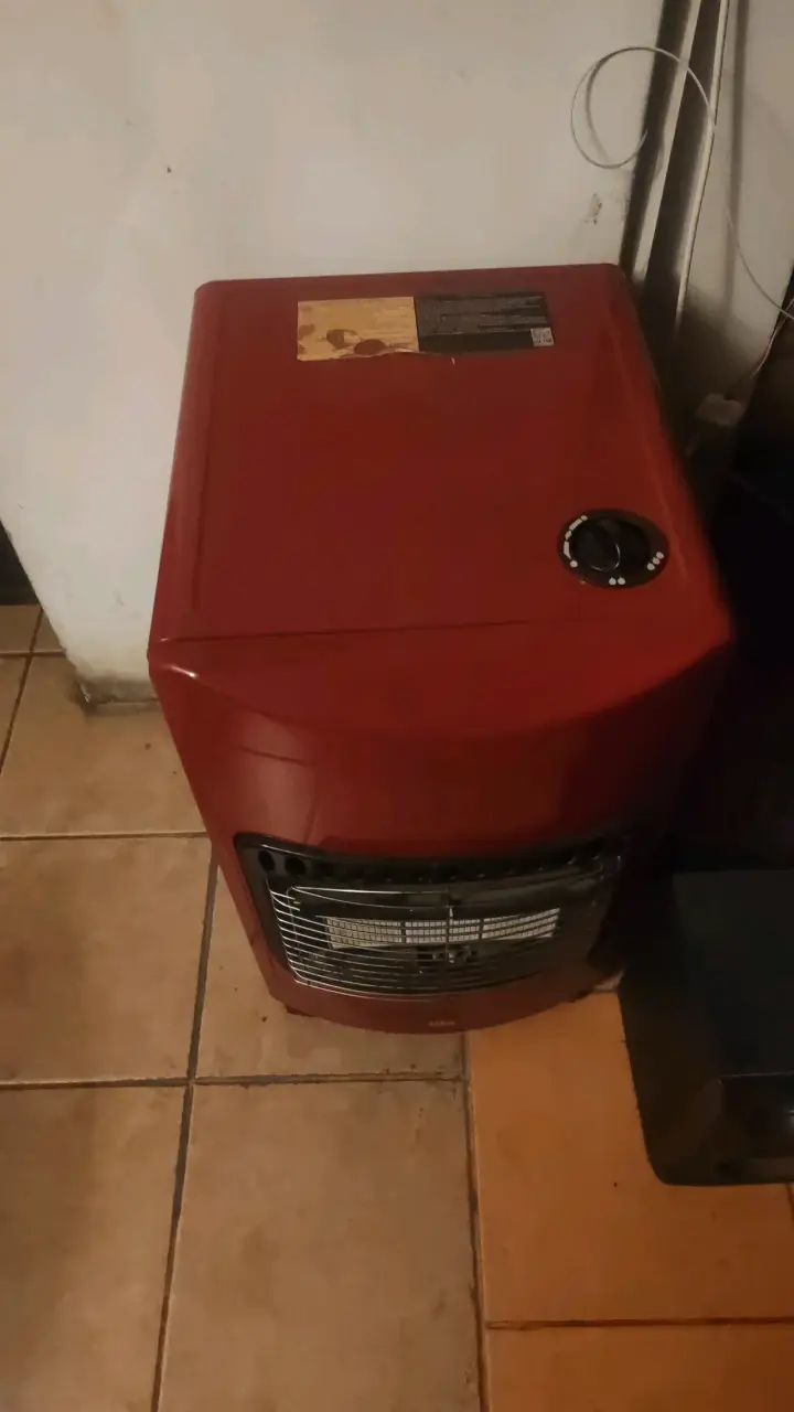 Estufa a gas roja con diseño compacto - 2