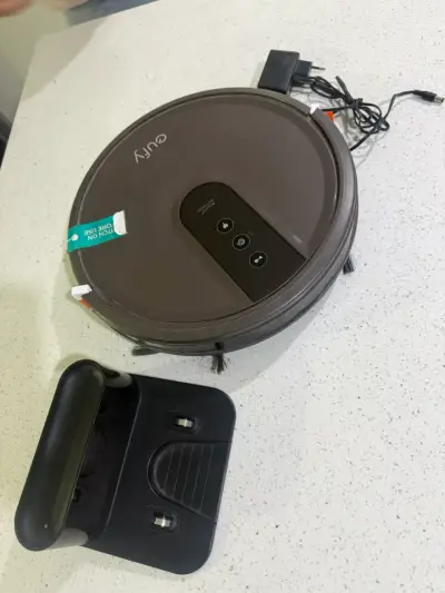 Robot aspiradora Eufy con base de carga - miniatura 1