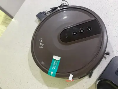 Robot aspiradora Eufy con base de carga - miniatura 2