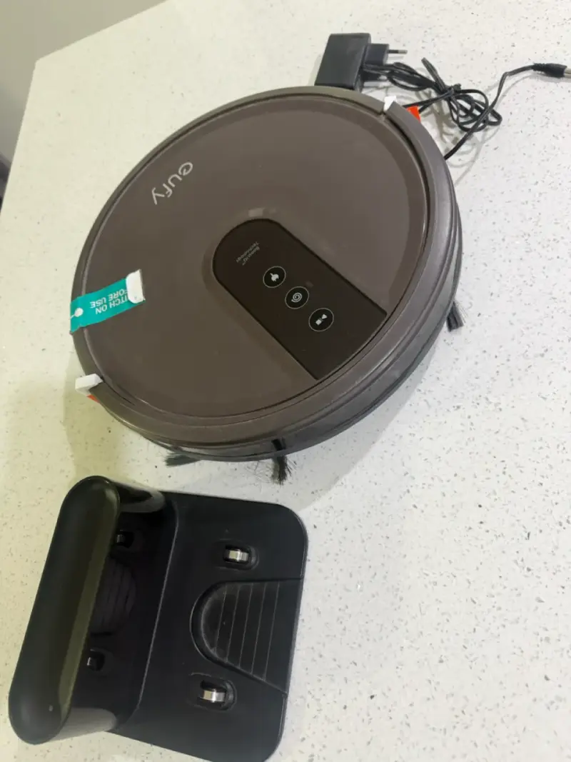 Robot aspiradora Eufy con base de carga - 3