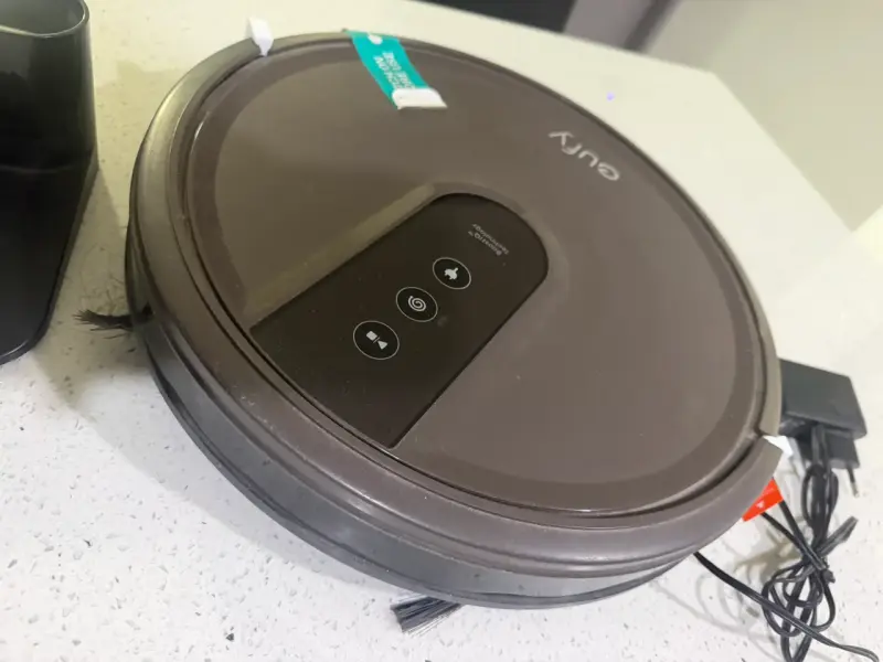 Robot aspiradora Eufy con base de carga - 4