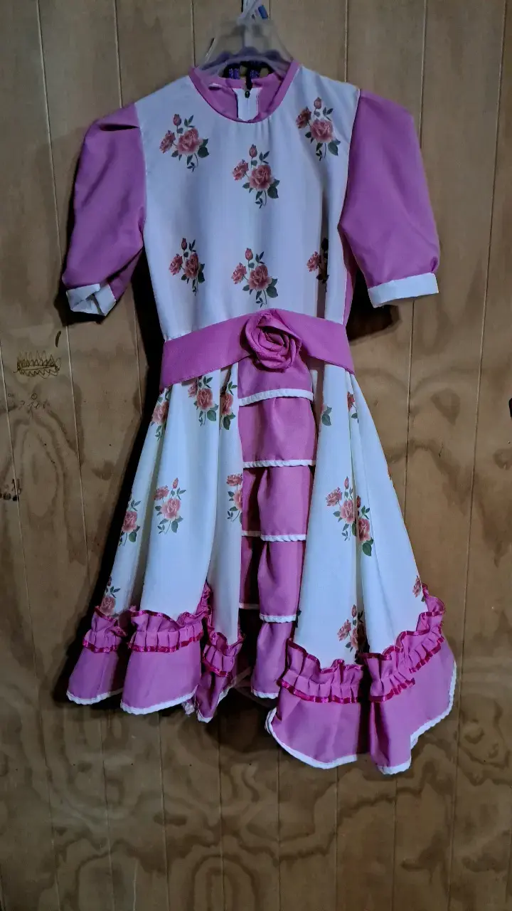 Vestido folclórico infantil con flores y volantes