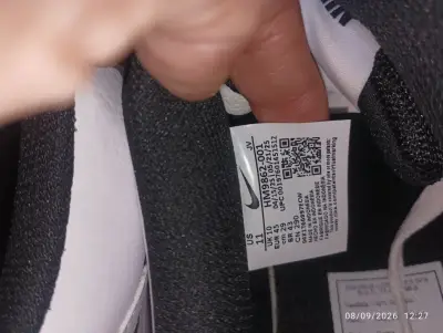 Zapatillas deportivas Nike blancas y negras - miniatura 2