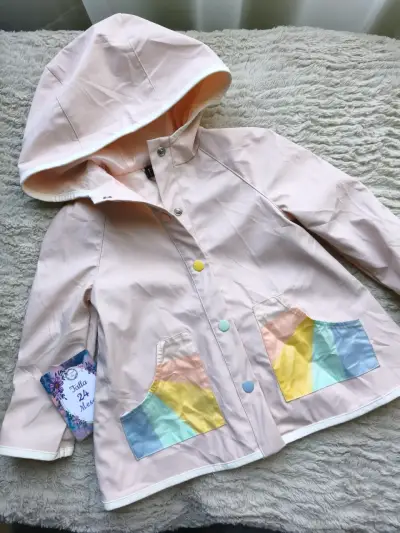 Chaqueta impermeable para niña con capucha y bolsillos coloridos - miniatura 1