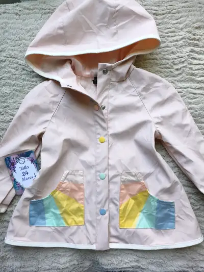 Chaqueta impermeable para niña con capucha y bolsillos coloridos - miniatura 2