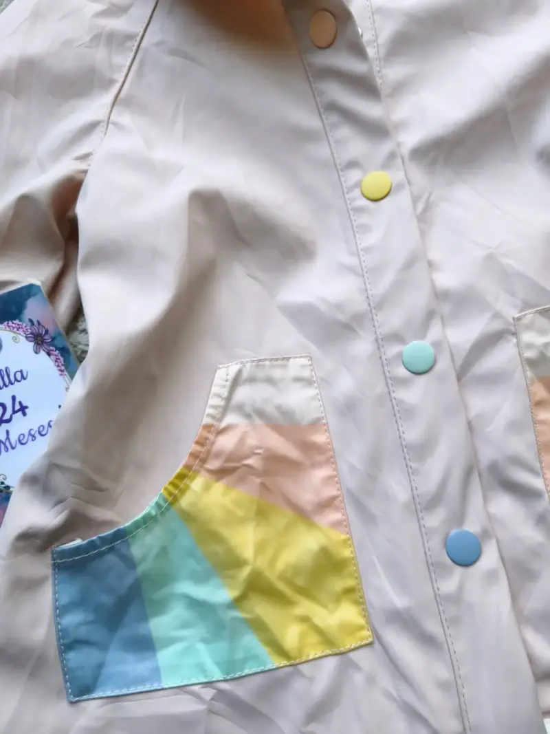 Chaqueta impermeable para niña con capucha y bolsillos coloridos - 3