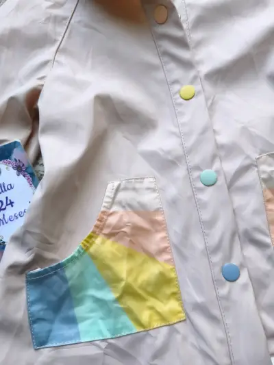 Chaqueta impermeable para niña con capucha y bolsillos coloridos - miniatura 3
