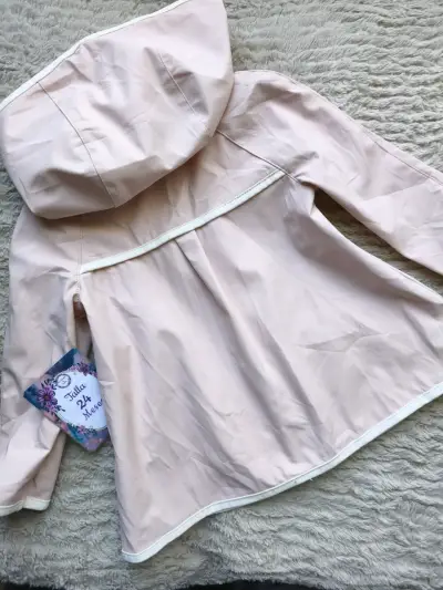 Chaqueta impermeable para niña con capucha y bolsillos coloridos - miniatura 4