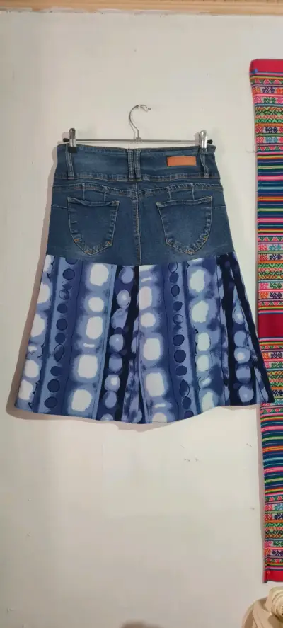 Falda de mezclilla con diseño tie-dye azul - miniatura 1