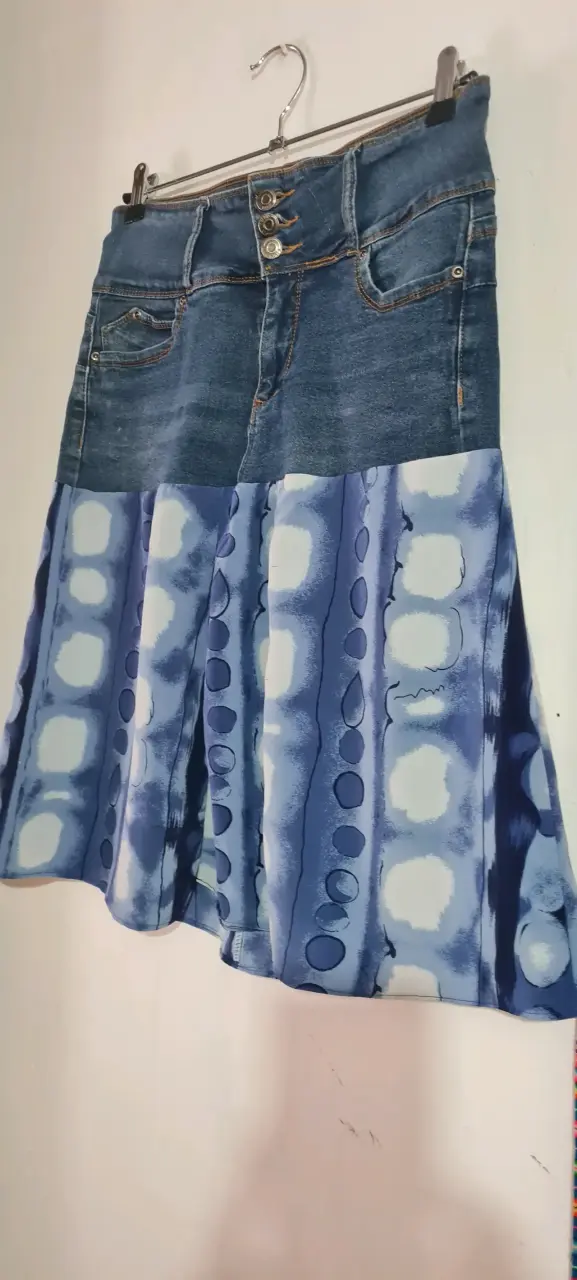 Falda de mezclilla con diseño tie-dye azul - 2