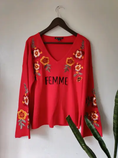 Suéter Rojo con Bordado Floral 'Femme' - miniatura 1