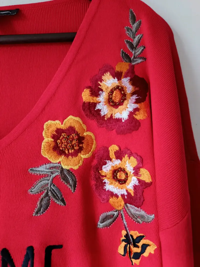 Suéter Rojo con Bordado Floral 'Femme' - 2