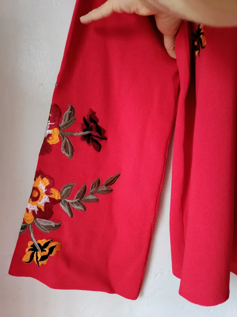 Suéter Rojo con Bordado Floral 'Femme' - 3
