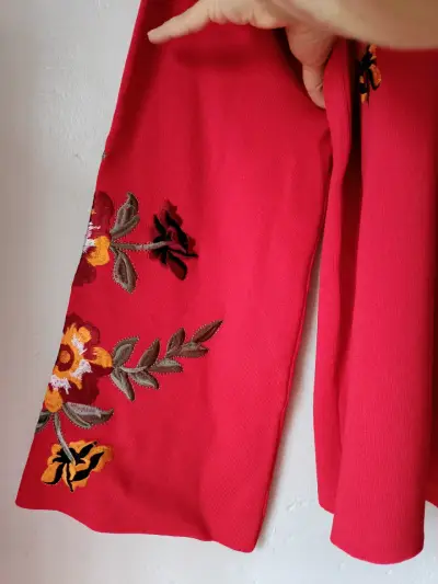 Suéter Rojo con Bordado Floral 'Femme' - miniatura 3