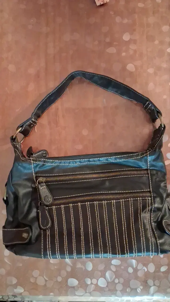 Bolso de cuero sintético negro con costuras decorativas