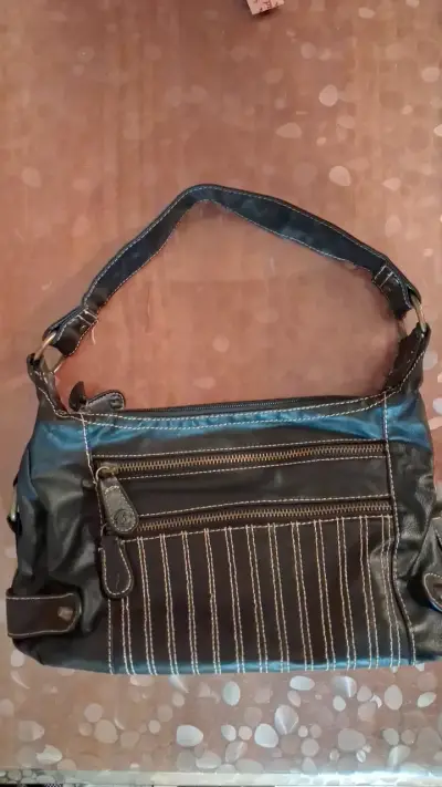 Bolso de cuero sintético negro con costuras decorativas - miniatura 1