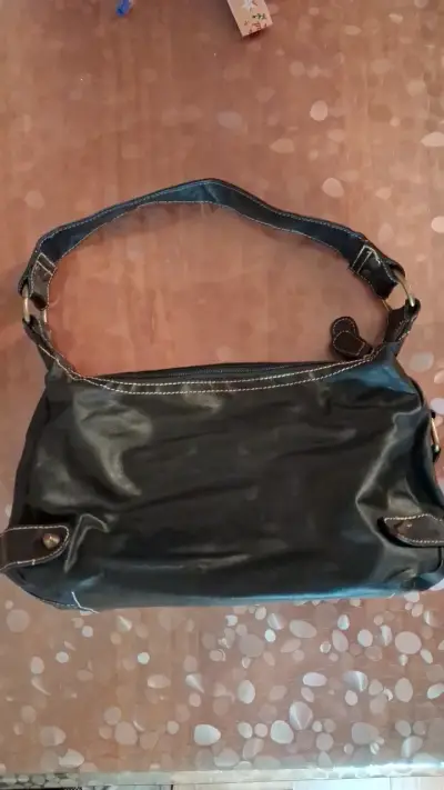 Bolso de cuero sintético negro con costuras decorativas - miniatura 2