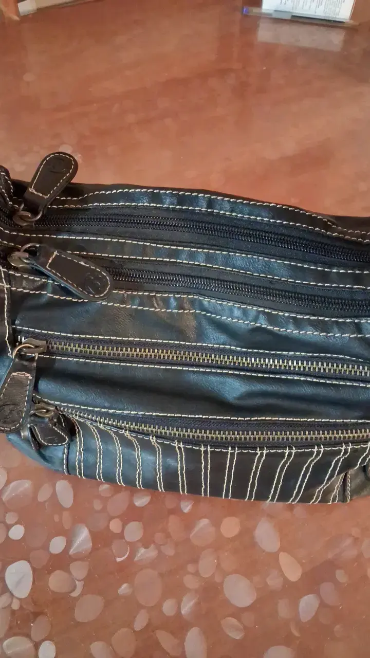 Bolso de cuero sintético negro con costuras decorativas - 3