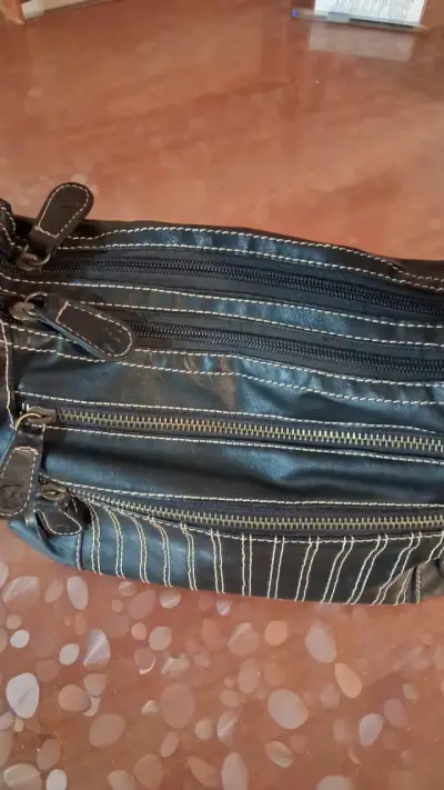 Bolso de cuero sintético negro con costuras decorativas - miniatura 3