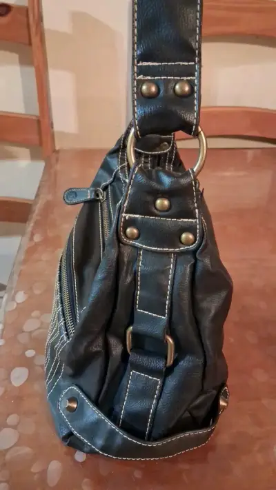 Bolso de cuero sintético negro con costuras decorativas - miniatura 4