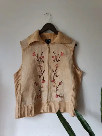Chaleco beige bordado floral vintage - miniatura 1