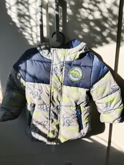 Chaqueta infantil con diseño de dinosaurios - miniatura 1